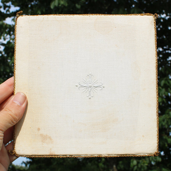 Ancienne pale de calice liturgique / broderie sur tulle / religion