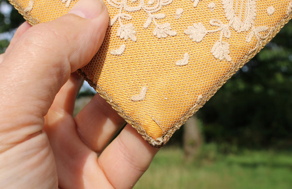 Ancienne pale de calice liturgique / broderie sur tulle / religion