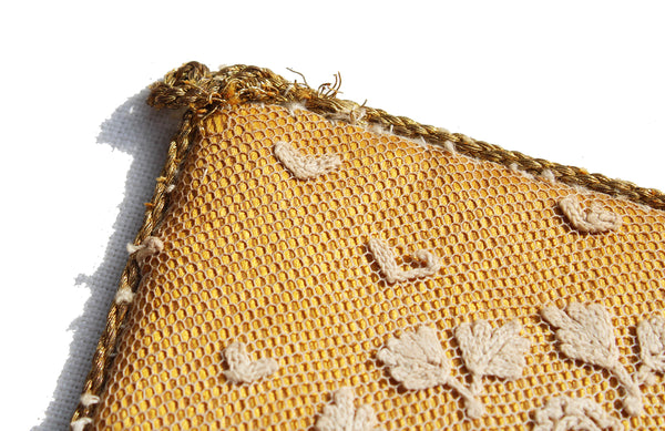 Ancienne pale de calice liturgique / broderie sur tulle / religion