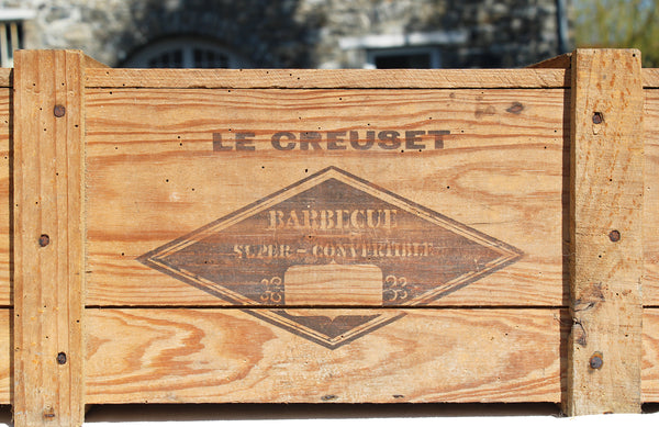 Grande caisse de transport en bois publicitaire pour Barbecue Le Creuset / 1966