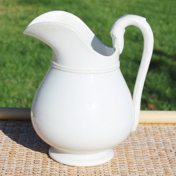 Broc ancien en faïence blanche – Pexonne FF – Anse en forme de tête de serpent