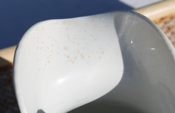 Broc ancien en faïence blanche – Pexonne FF – Anse en forme de tête de serpent