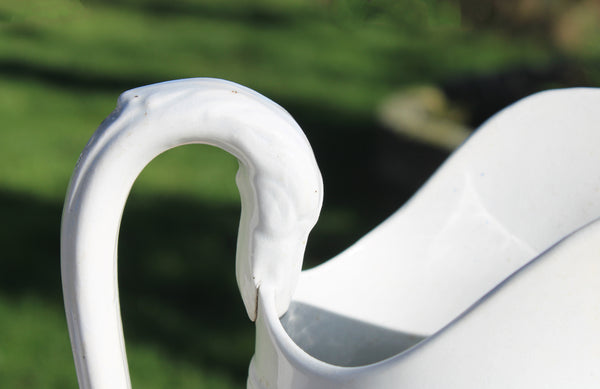 Broc ancien en faïence blanche – Pexonne FF – Anse en forme de tête de serpent