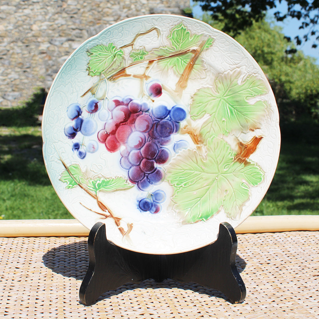 Ancienne assiette en barbotine St Clément 21 cm modèle Les Fruits / Raisin