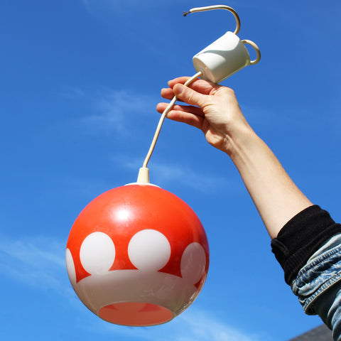 Suspension / globe vintage space age en verre opaline orange foncé à pois