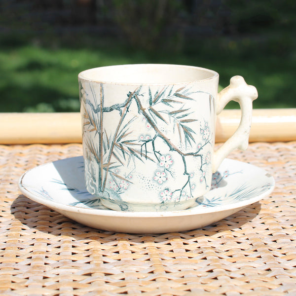 Ancienne tasse à café + soucoupe en faïence de Creil et Montereau / fleurs de pommier / bambou