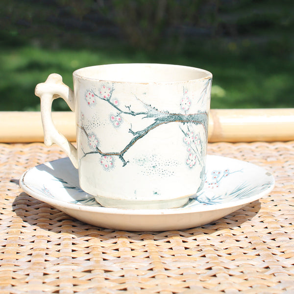 Ancienne tasse à café + soucoupe en faïence de Creil et Montereau / fleurs de pommier / bambou