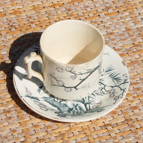 Ancienne tasse à café + soucoupe en faïence de Creil et Montereau / fleurs de pommier / bambou