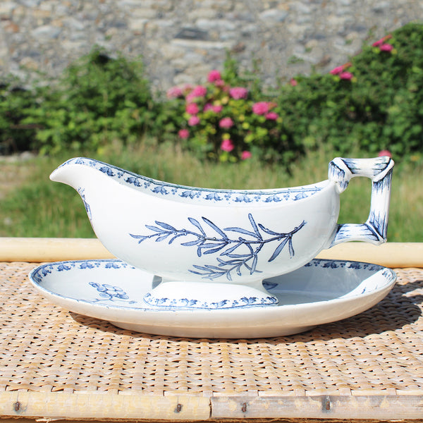 Ancienne saucière en faïence de U & C Sarreguemines modèle Carmen