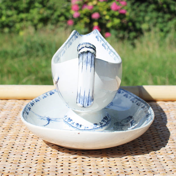 Ancienne saucière en faïence de U & C Sarreguemines modèle Carmen