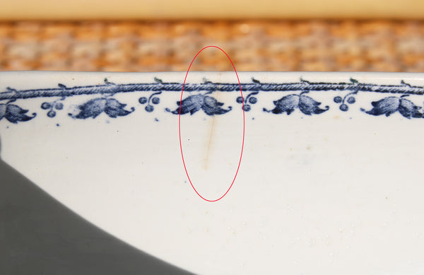 Ancienne saucière en faïence de U & C Sarreguemines modèle Carmen