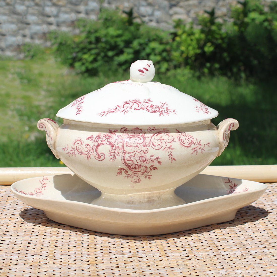 Ancienne saucière sur dormant en faïence / Choisy le Roi HB & Cie / Louis XV