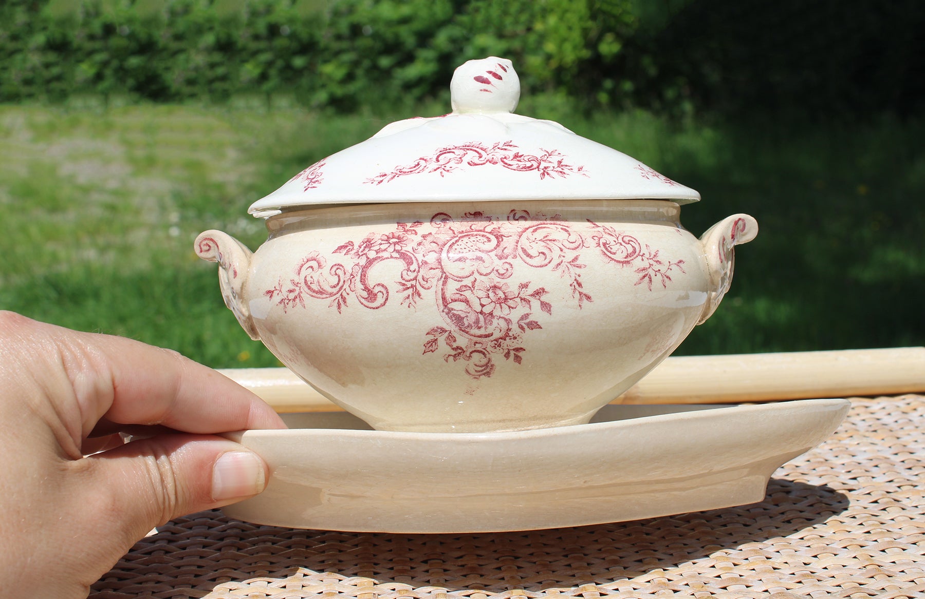 Saucière Ancienne En Faïence Fine Choisy - Décor Bord De Mer Rouge, Deux Becs, Occasion