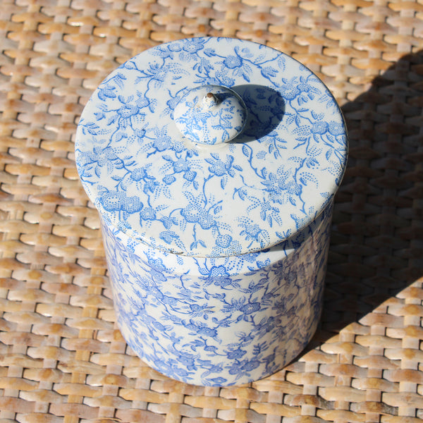 Ancien petit pot à couvercle en opaque de Creil et Montereau B & Cie / Semis de fleurs