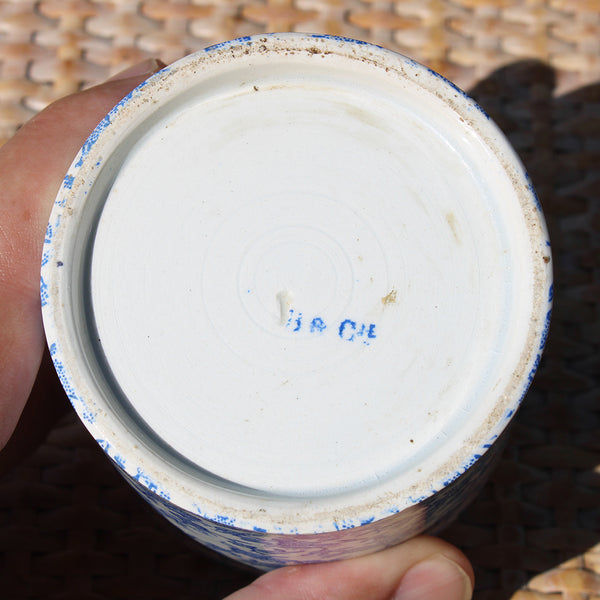 Ancien petit pot à couvercle en opaque de Creil et Montereau B & Cie / Semis de fleurs