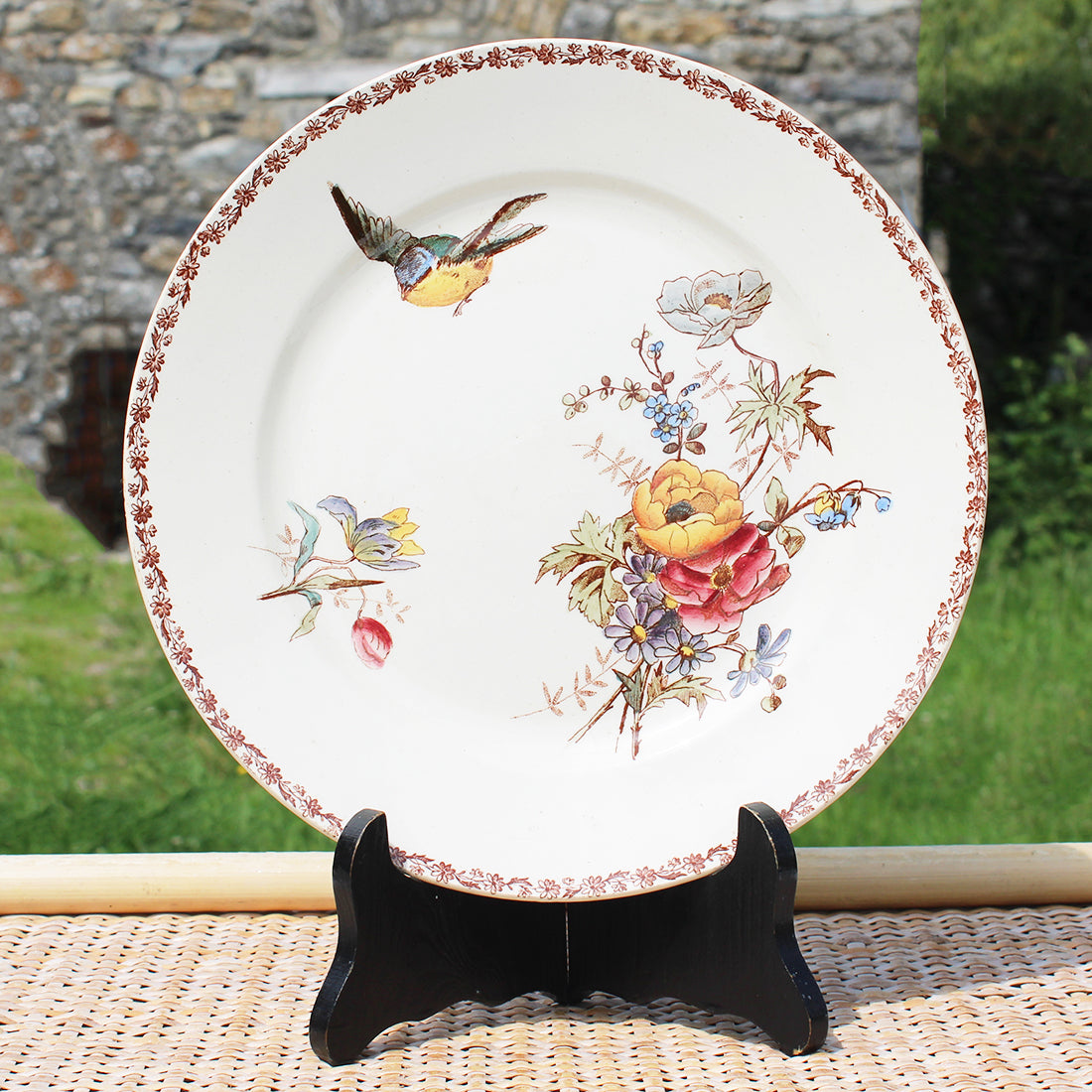 Ancienne assiette 24.5 cm en faïence polychrome Choisy le Roi E. Bourgeois oiseau