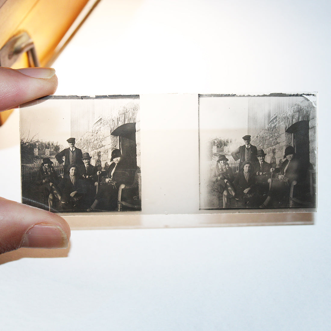 Ancienne plaque photo stéréoscopique en verre / groupe de personnes