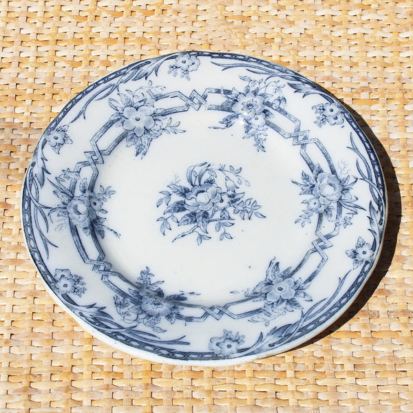 Ancienne assiette montée en porcelaine opaque de Sarreguemines modèle Cérès