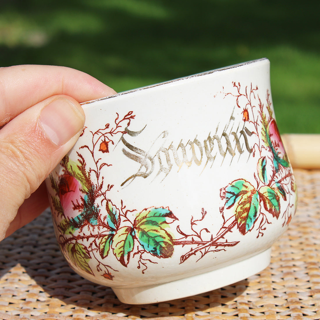 Grande tasse à chocolat en terre de fer modèle " Souvenir " / Roses / Art Nouveau