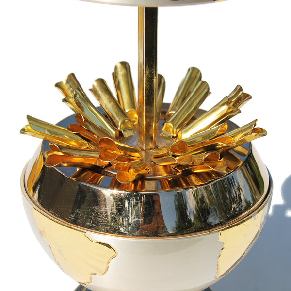 Distributeur de cigarettes / Boîte à musique vintage / Globe terrestre