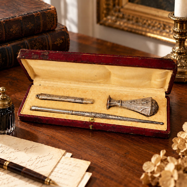 Nécessaire d’écriture ancien avec sceau en métal argenté dans son coffret