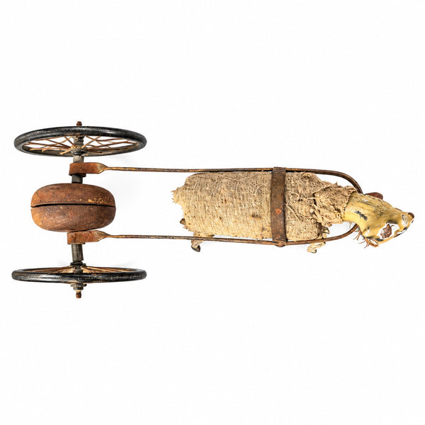 Petit jouet ancien à tirer du XIXe siècle – chèvre attelée à un chariot métallique avec sonnette, 19 cm