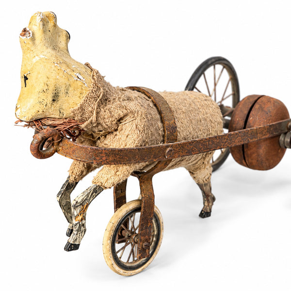 Petit jouet ancien à tirer du XIXe siècle – chèvre attelée à un chariot métallique avec sonnette, 19 cm