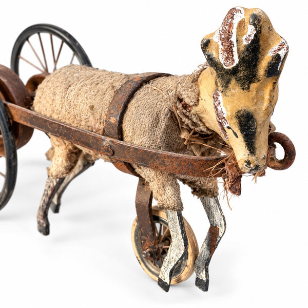 Petit jouet ancien à tirer du XIXe siècle – chèvre attelée à un chariot métallique avec sonnette, 19 cm