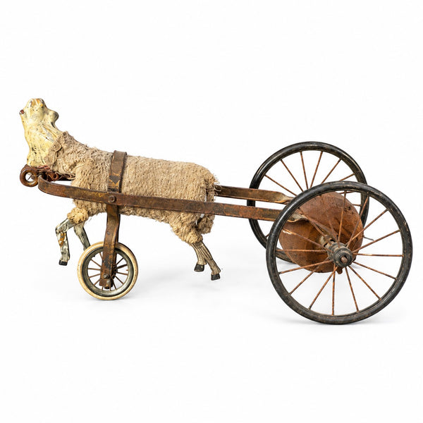 Petit jouet ancien à tirer du XIXe siècle – chèvre attelée à un chariot métallique avec sonnette, 19 cm
