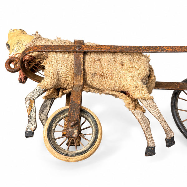 Petit jouet ancien à tirer du XIXe siècle – chèvre attelée à un chariot métallique avec sonnette, 19 cm