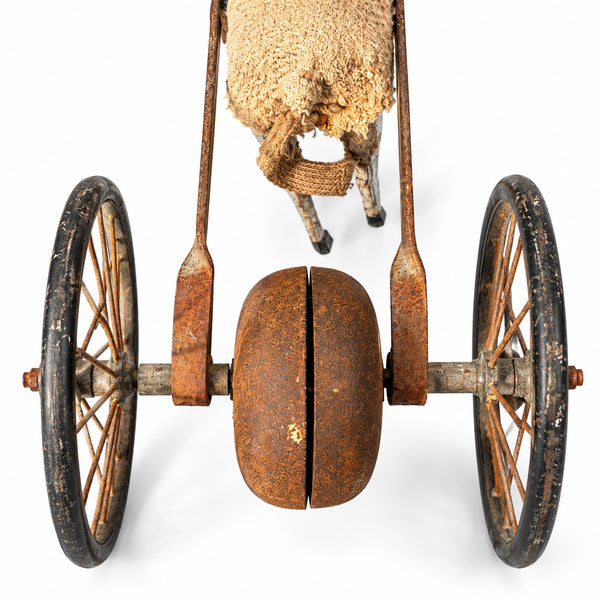 Petit jouet ancien à tirer du XIXe siècle – chèvre attelée à un chariot métallique avec sonnette, 19 cm
