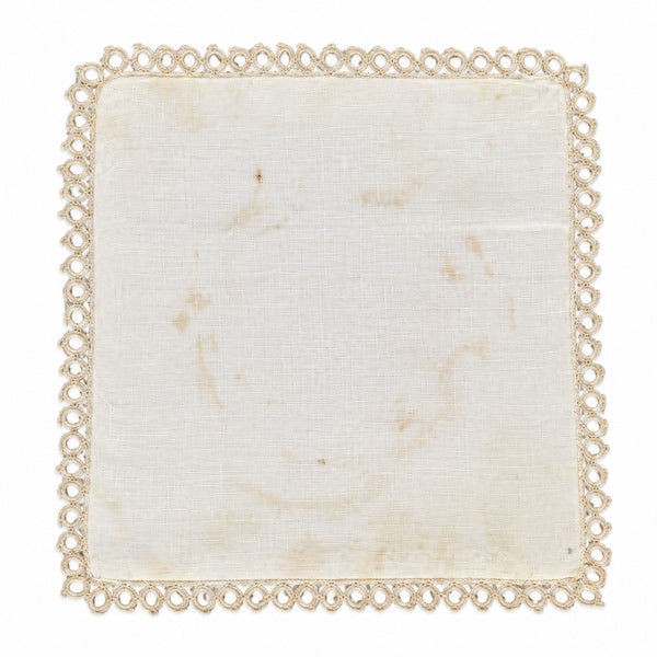 Pale de calice liturgique ancienne en lin brodé d’une croix rouge et bordure dentelée