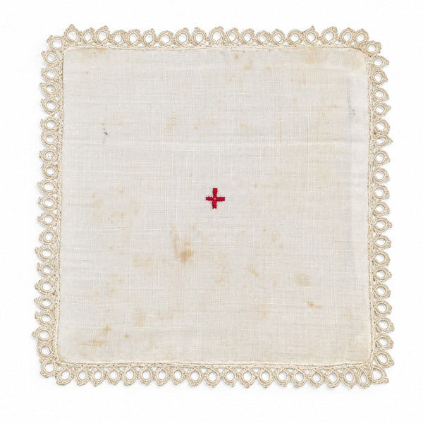 Pale de calice liturgique ancienne en lin brodé d’une croix rouge et bordure dentelée