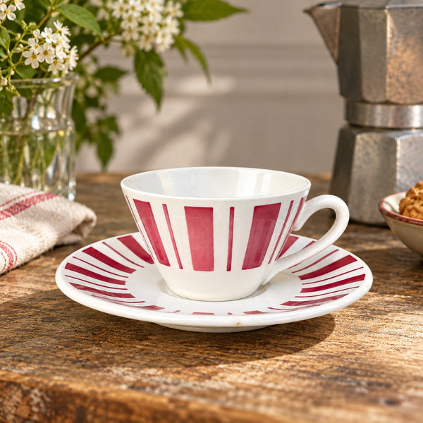 Tasse à café et soucoupe Fénal Badonviller en faïence blanche à décor rayé bordeaux