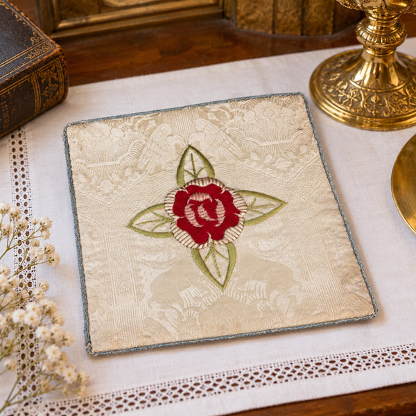 Ancienne pale de calice liturgique en soie jacquard ivoire brodée d’une rose rouge