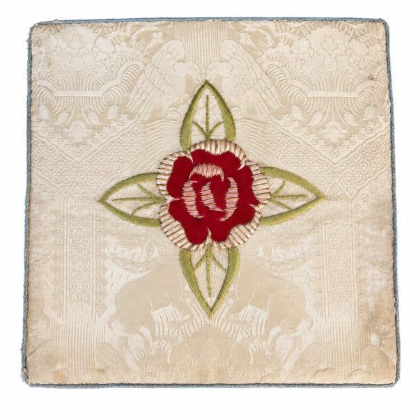 Ancienne pale de calice liturgique en soie jacquard ivoire brodée d’une rose rouge