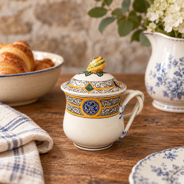 Ancien pot à crème couvert en faïence de Gien, décor style Henri II