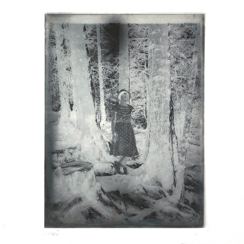 Ancienne plaque photo en verre femme debout en forêt ( La Bourboule ? )