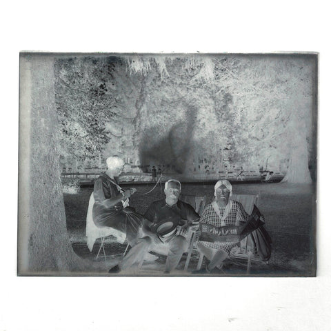 Ancienne plaque photo en verre personnages devant un bateau ( La Bourboule ? )