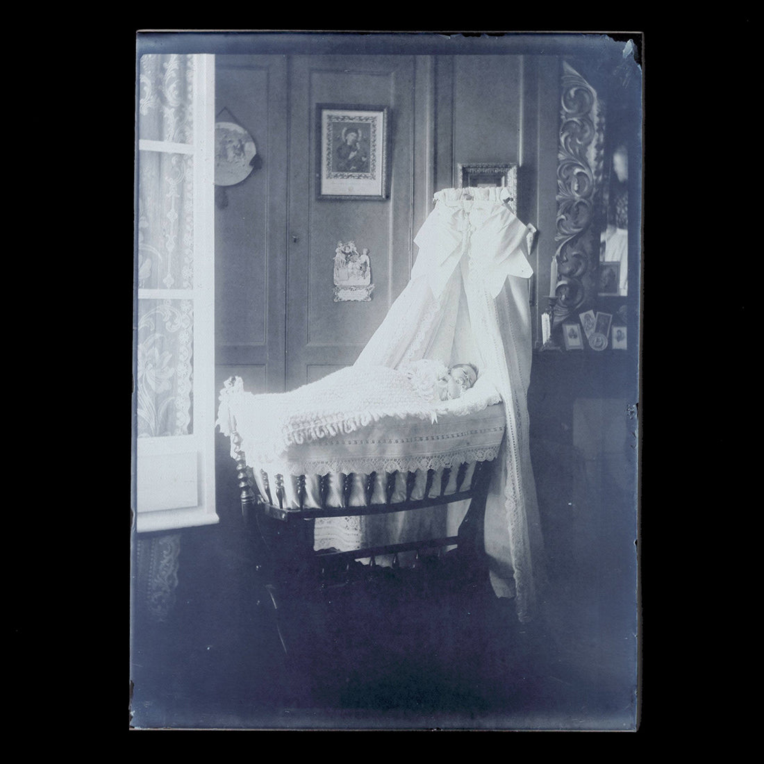 Négatif 18 x 13 / Ancienne photo plaque de verre / Post Mortem ? / Bébé dans son berceau