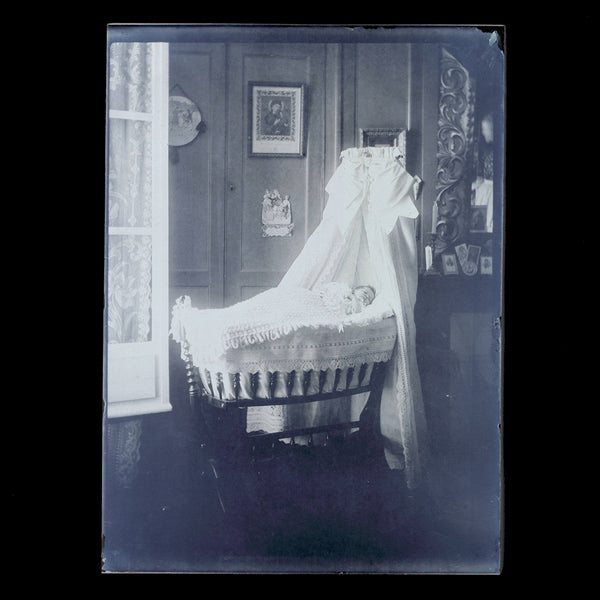 Négatif 18 x 13 / Ancienne photo plaque de verre / Post Mortem ? / Bébé dans son berceau