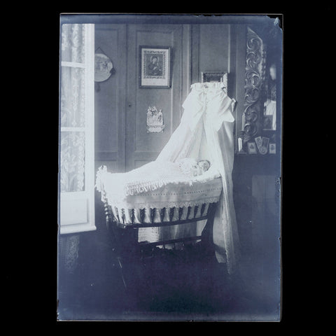 Négatif 18 x 13 / Ancienne photo plaque de verre / Post Mortem ? / Bébé dans son berceau
