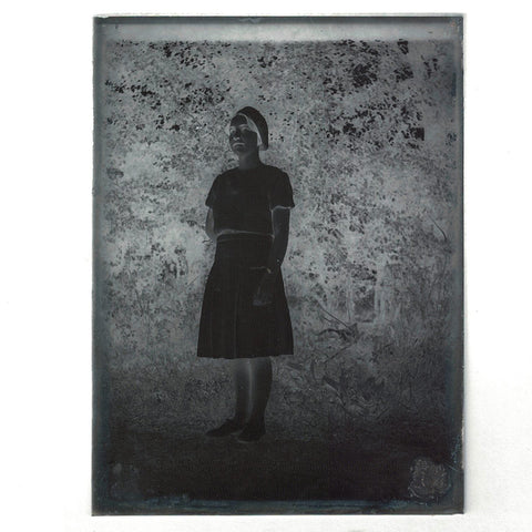 Ancienne plaque photo en verre jeune femme debout en robe ( La Bourboule ? )