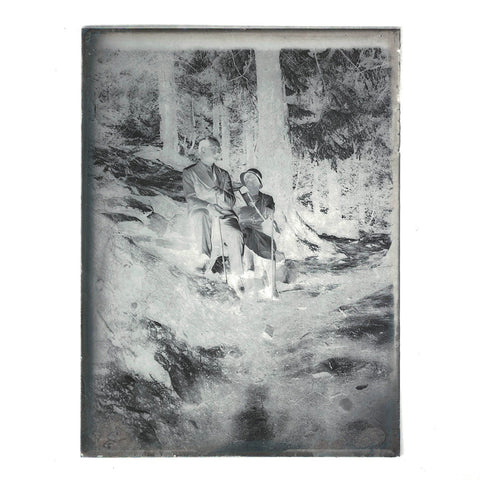 Ancienne plaque photo en verre couple âgé assis en forêt ( La Bourboule ? )
