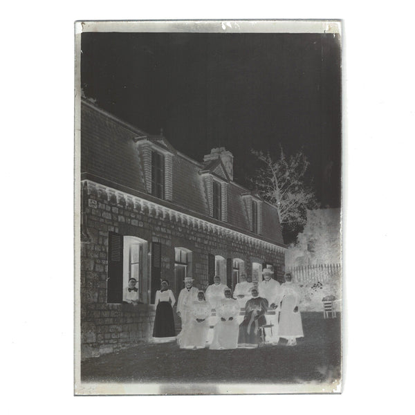 Négatif 18 x 13 / Ancienne photo plaque de verre / Famille bourgeoise devant sa maison