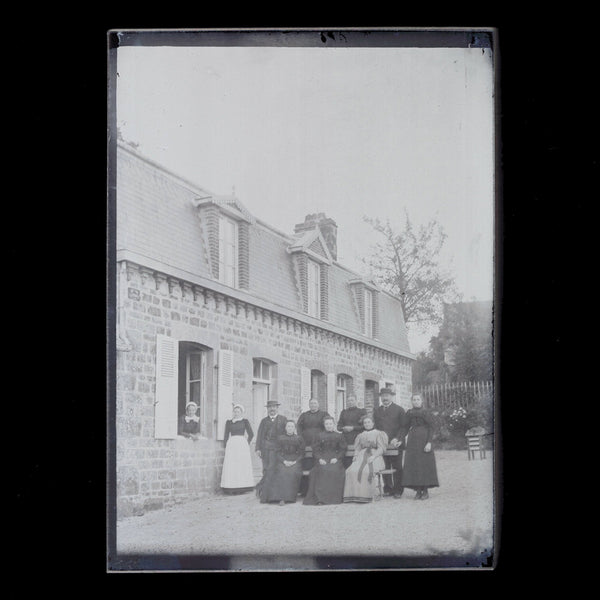 Négatif 18 x 13 / Ancienne photo plaque de verre / Famille bourgeoise devant sa maison