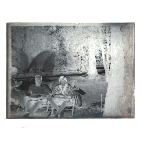Ancienne plaque photo en verre personnages assis sur un transat ( La Bourboule ? )