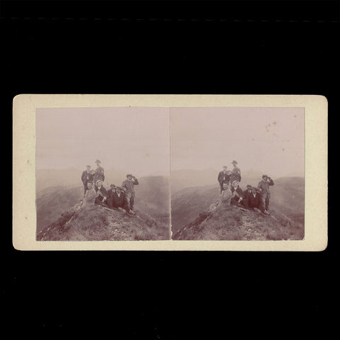 Photo stéréo ancienne groupe de personnes sur un sommet non localisé