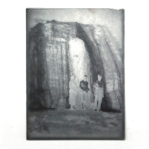 Ancienne plaque photo en verre personnages devant une cascade ( La Bourboule ? )