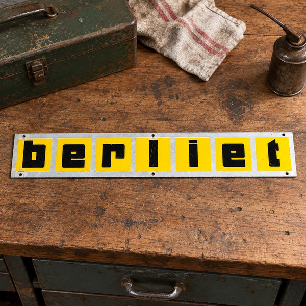 Plaque ancienne BERLIET en aluminium peint – Signalétique automobile vintage